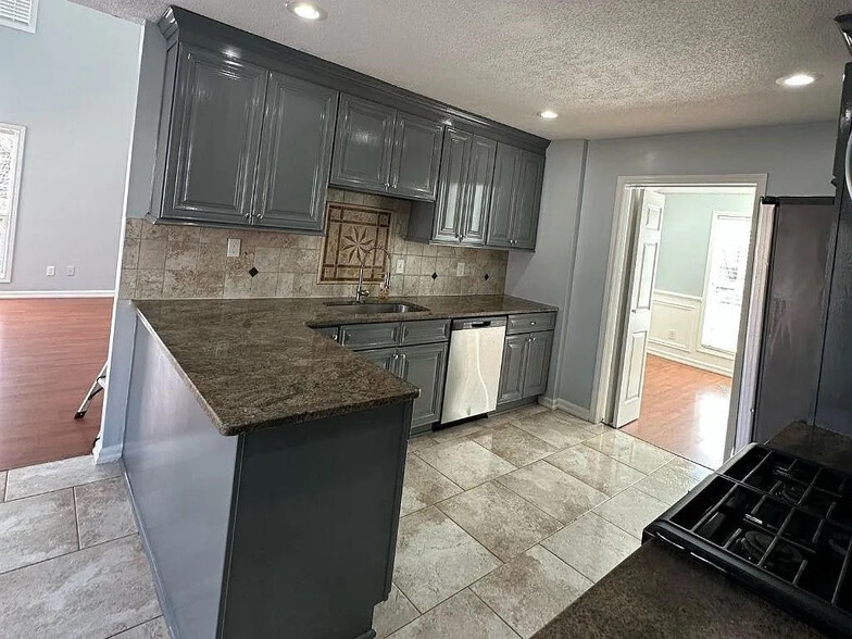 Building Photo - Room in House on Lakeview Rd