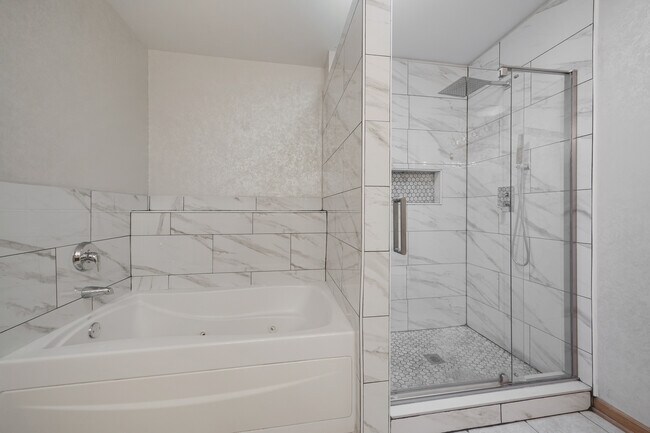 Building Photo - 5568 Cambridge Way