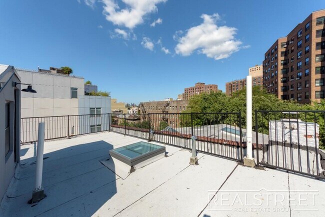 Building Photo - Stunning Brand New 2 Bed 2 Bath + PRIVATE ...