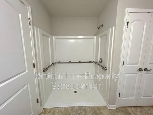 Building Photo - 636 Newfound Hollow Dr