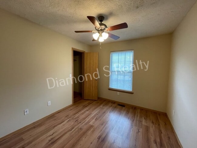 Building Photo - 2311 N Rogers Ave