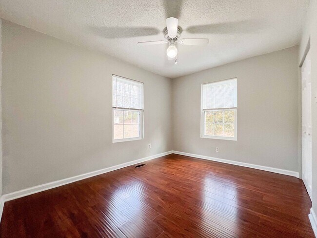 Building Photo - Charming Farragut Home with Large Fenced Yard and Wooded Access