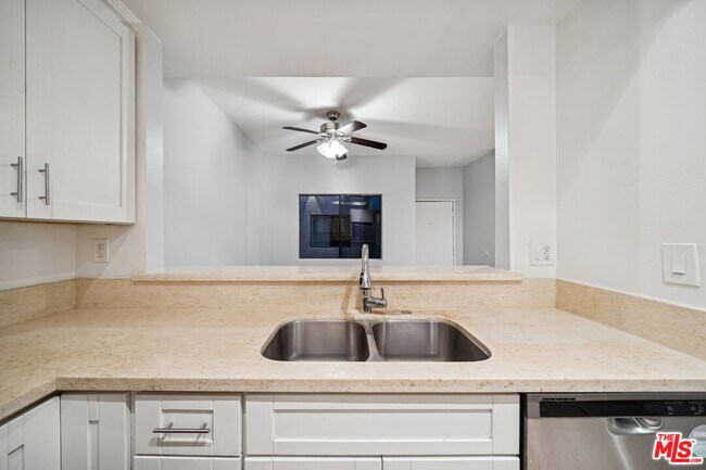 Building Photo - 5751 W Olympic Blvd