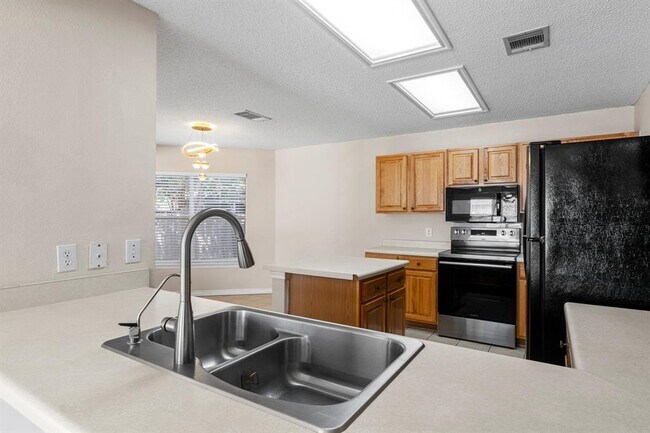 Building Photo - 1704 Matagorda Dr