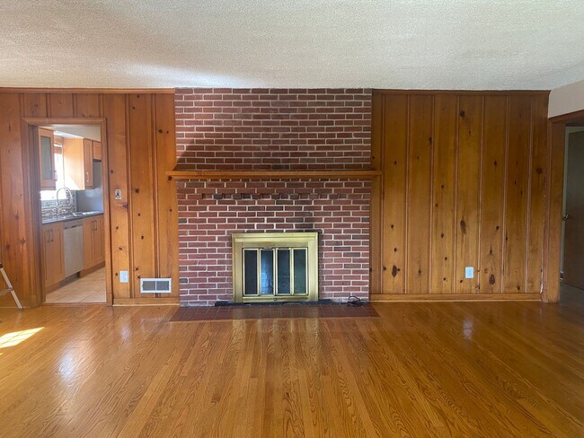 Building Photo - NICE  3BR RAMBLER CLOSE TO NIH