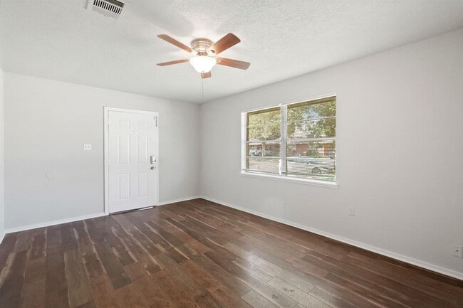 Building Photo - 2206 Hickory Ln