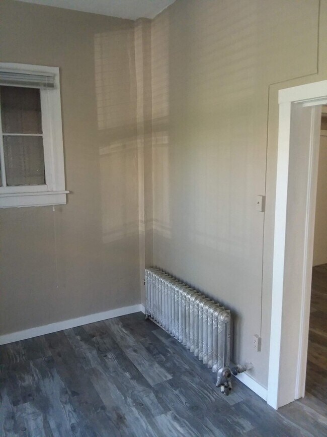 Building Photo - Cap Hil Adorable 1 Bedroom Available Now!