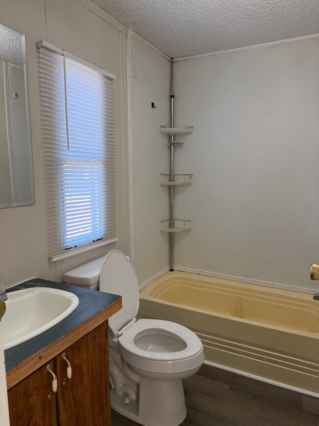 Building Photo - 951 N Bucks Pocket Rd SE