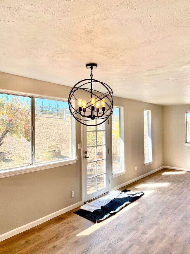 Building Photo - NEW TO THE MARKET Cozy 1 Bedroom 1 Bathroo...