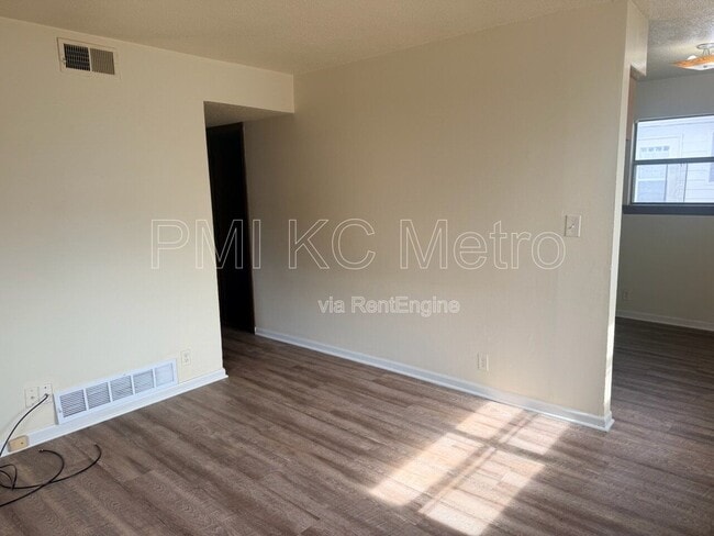 Building Photo - 102 E Sunrise Dr