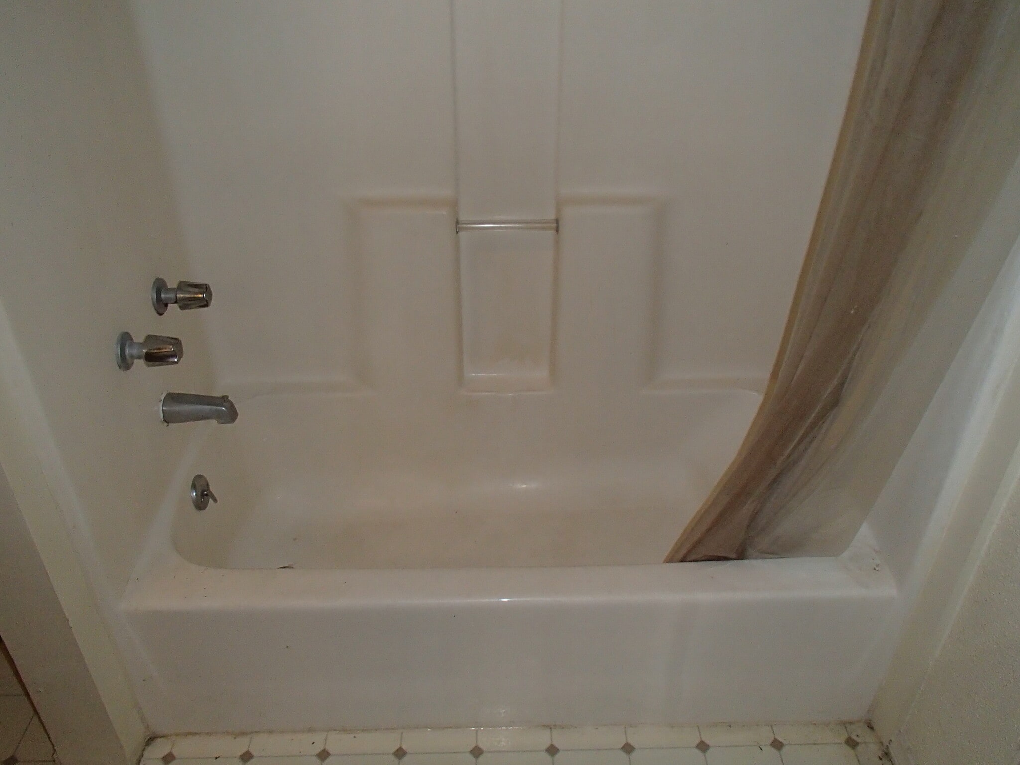 Bathgroom tub/shower - 11324 Biona Dr