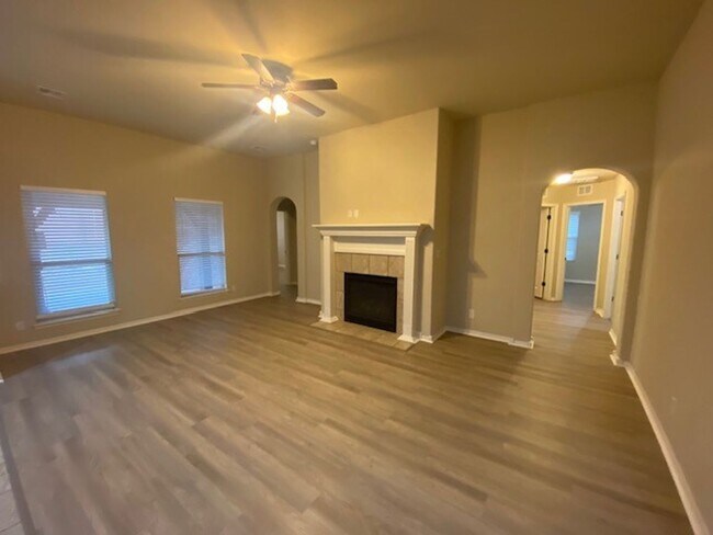 Building Photo - Spacious 4 Bed | 2 Bath | Large backyard | Bixby