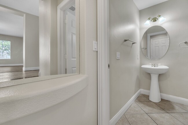 Building Photo - LUXORY 5 BEDROOM 3 1/2 BATH HOME LOCATED I...