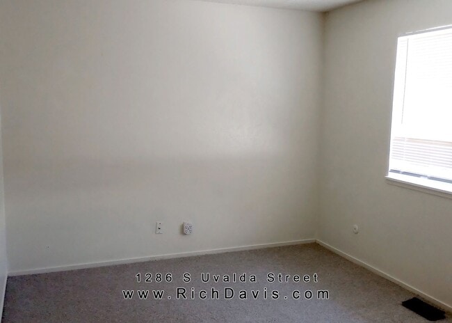 Building Photo - 2 bed, 1 Bath, 900 sqft with washer/dryer ...