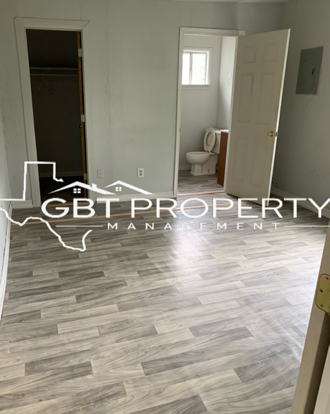 Building Photo - 3 Bedroom 2 Bathroom Home!