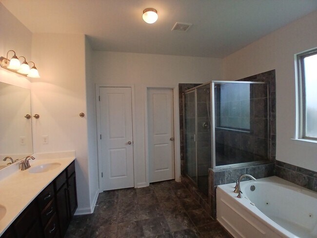 Building Photo - Beautiful 4-bedroom 3 bath home in Arlington