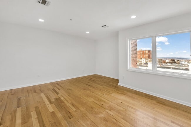 Building Photo - 605 New York Ave