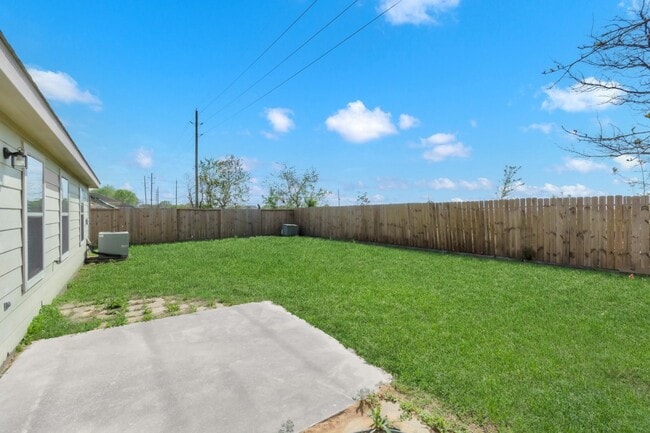 Building Photo - 7019 Parkford Meadow Dr