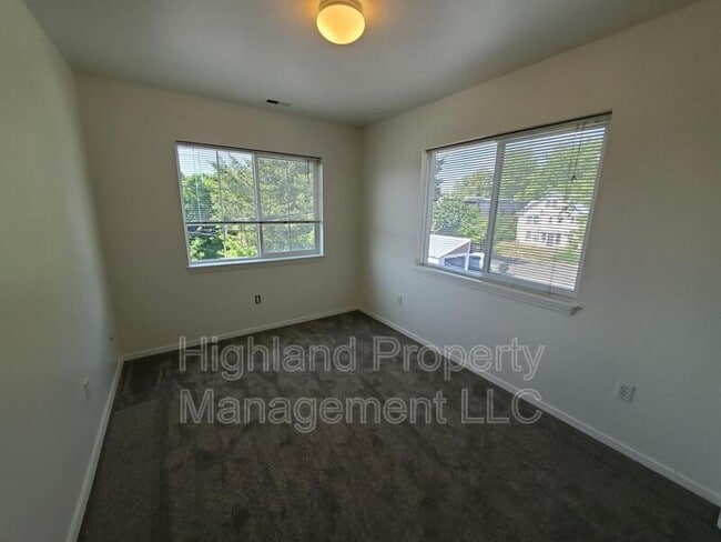 Building Photo - 324 NE Whitman St