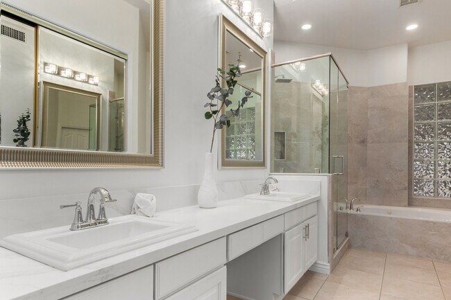 Building Photo - 6711 E Camelback Rd