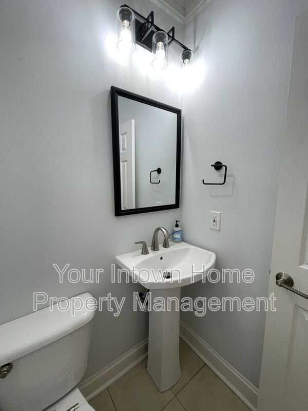 Building Photo - 652 Irwin St NE