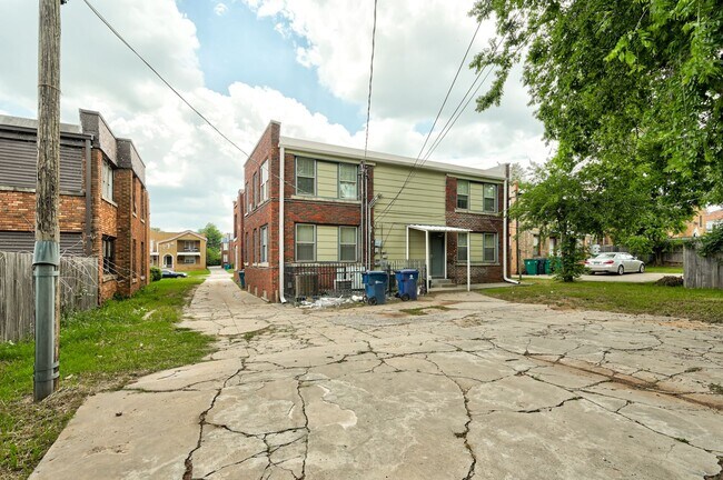 Building Photo - 817 East Dr