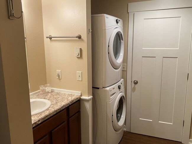 Building Photo - Fully Furnished Cozy Unit in Four Corners!