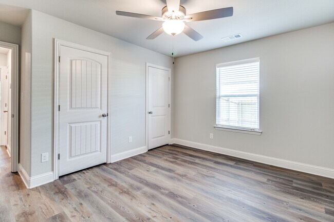 Building Photo - 2806 Clover Dr