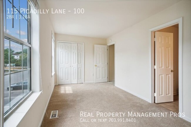Building Photo - Spacious 3-Story End-Unit Townhome in Prim...