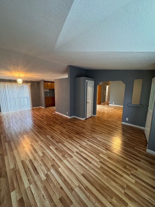 Building Photo - 4 BR/2 BA Rural Retreat Near Battle Ground with Master Suite & Large Yard