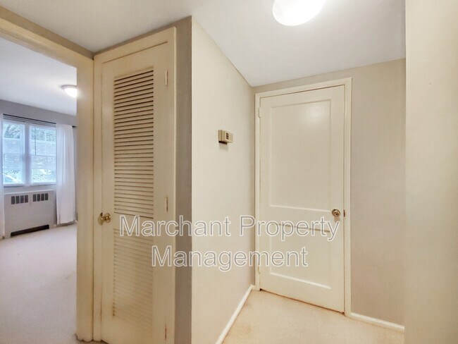Building Photo - 100 Lewis Dr