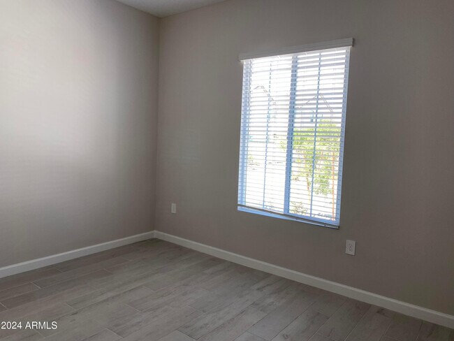 Building Photo - 4853 E St John Rd