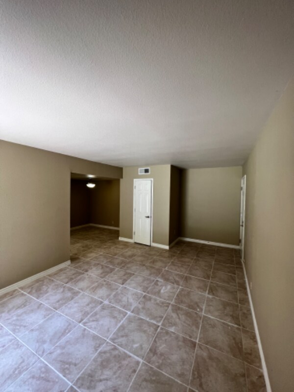 Building Photo - 5081 River Glen Dr
