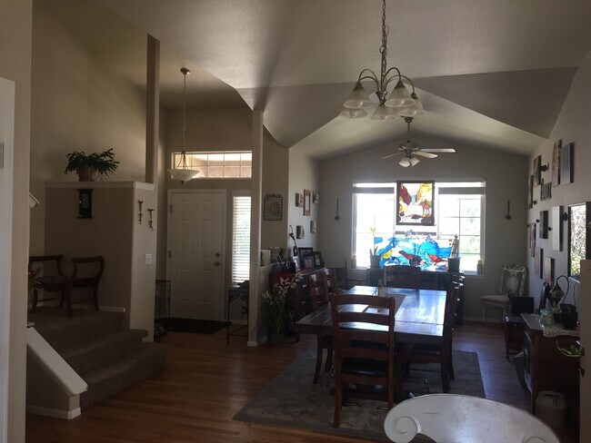 Building Photo - Beautiful 3 Bedroom 2.5 Bath Home in South...