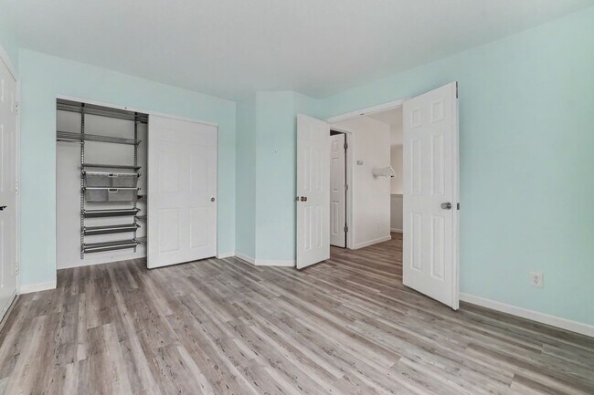 Building Photo - Bright Top-Floor 2 Bed, 2 Bath Condo with Loft & Vaulted Ceilings