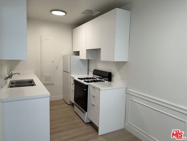 Building Photo - 325 N Palm Dr