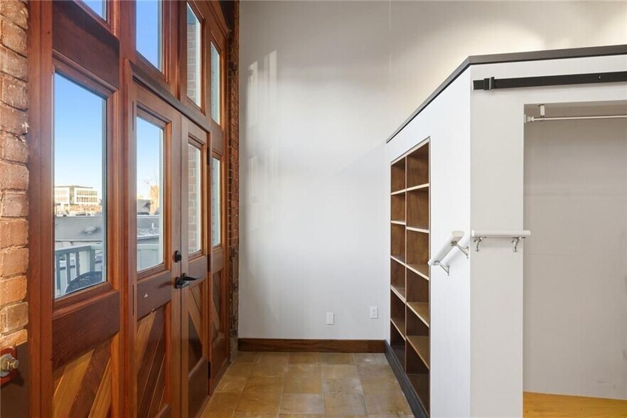 Building Photo - 555 S Water St