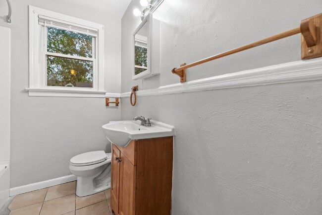 Building Photo - ADORABLE 3 BEDROOM 1 BATH RANCH HOUSE