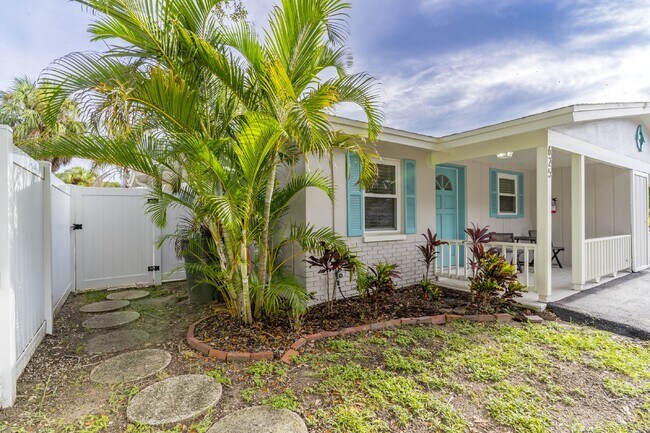 Building Photo - BEAUTIFUL UNIT JUST 5 MINUTE WALK TO DOWNTOWN