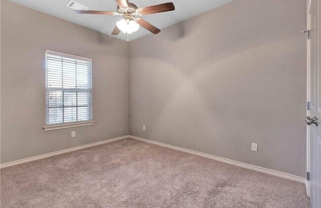 Building Photo - College Station - 3 bedroom / 3 bath Townhome, covered patio & back yard with one car garage.