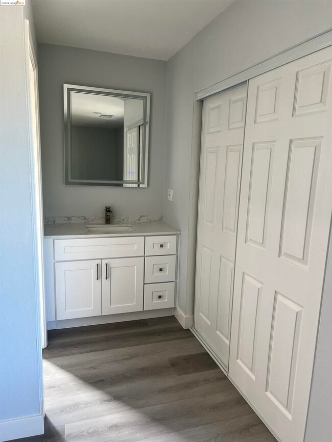 Building Photo - 54 S Lake Dr