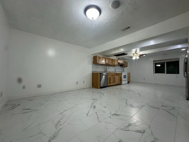 Building Photo - 3408 S Huntington Dr