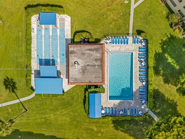Building Photo - 9811 N Hollybrook Lake Dr