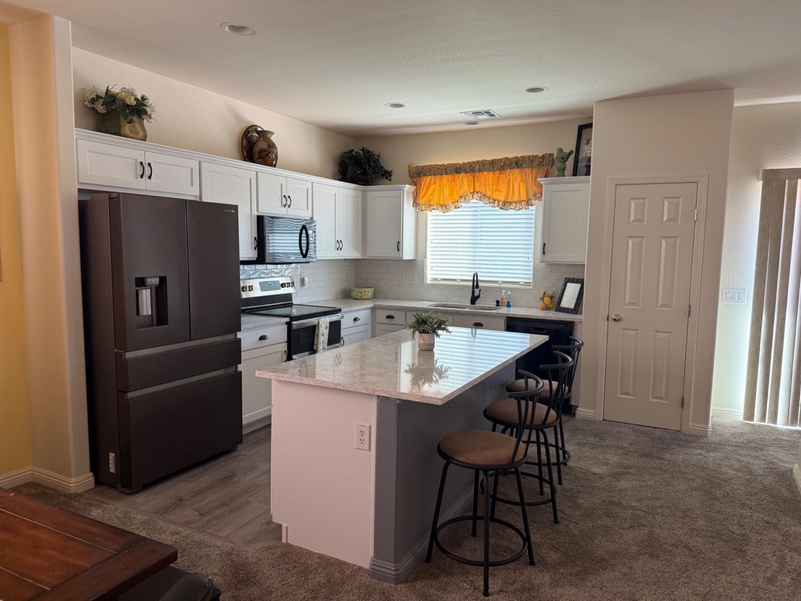 Kitchen - 900 W Broadway Ave