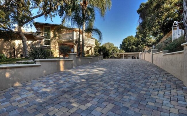 Building Photo - 3200 Oakley Dr