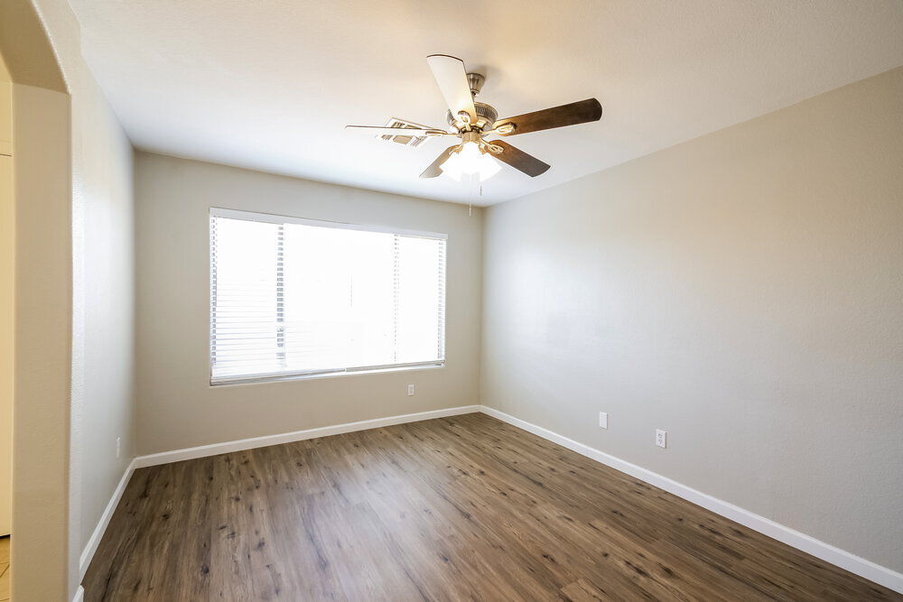 Building Photo - 15550 N Naegel Dr