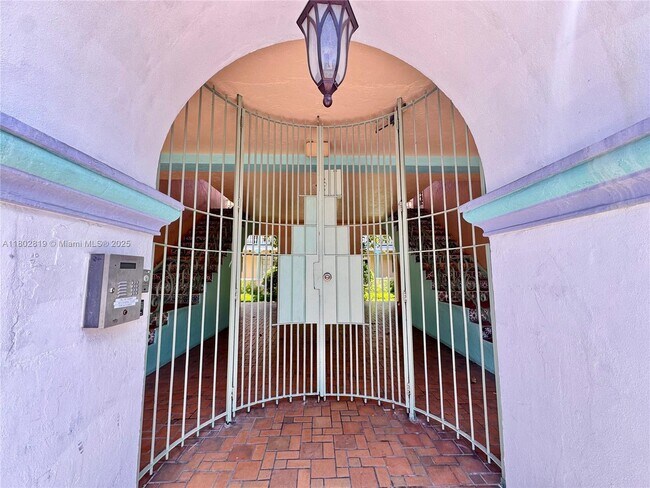Building Photo - 736 13th St