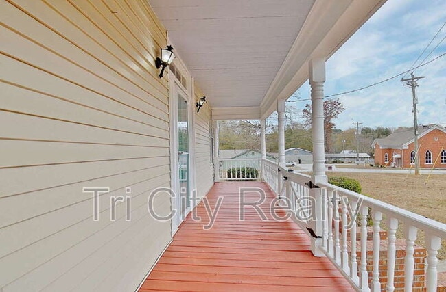 Building Photo - 115 Church Aly