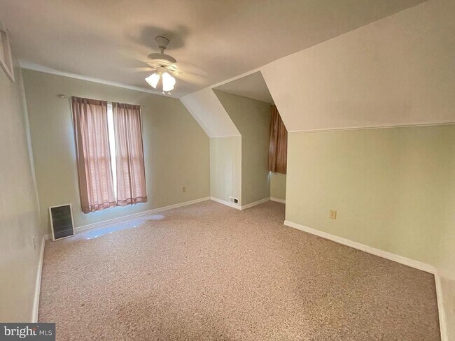 Building Photo - 588 Wakefield Dr