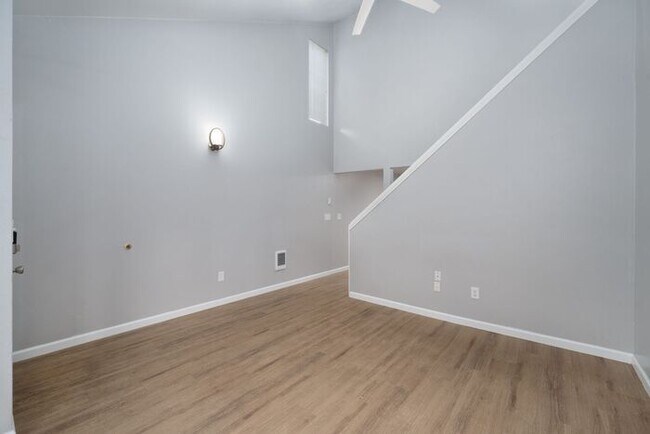 Building Photo - Large 2 bed 1.5bath townhouse